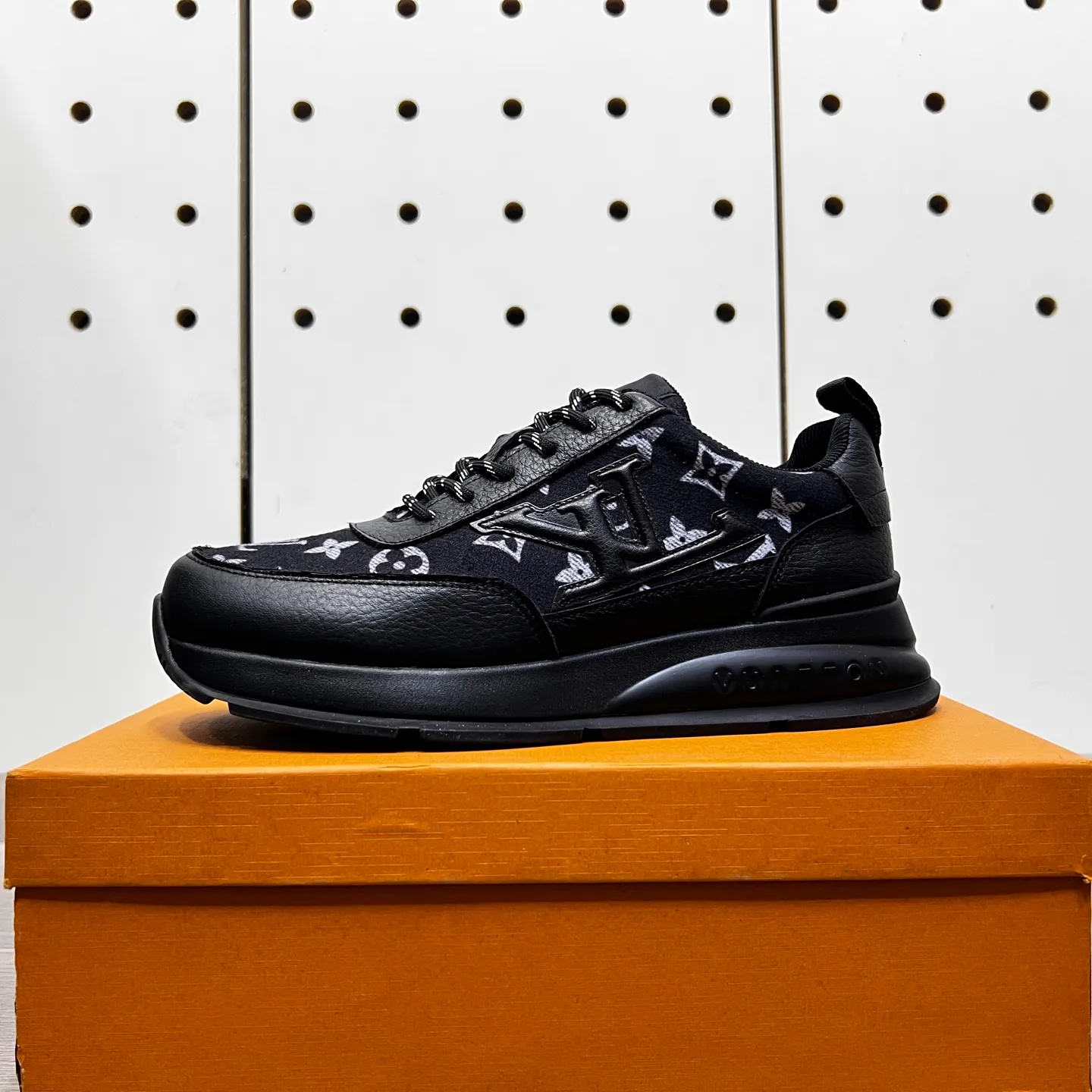 Factory price: 438💰LVZhe's new casual sports shoes for men👉 👉 Fashionable and versatile, 💞 simple and elegant style, 🔊 The fabric is made of imported cowhide with original fabric, ☑️Sheepskin feet inside, original wear-resistant rubber outsole, exclusive new style, actual shot, three colors available, code number: 38-44, (45 can be customized)